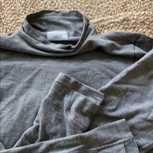 Athlete l/s, crew neck to.. gently worn size L